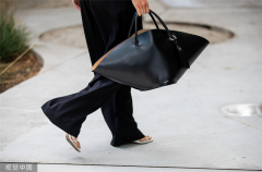 Falling for large tote bags in autumn